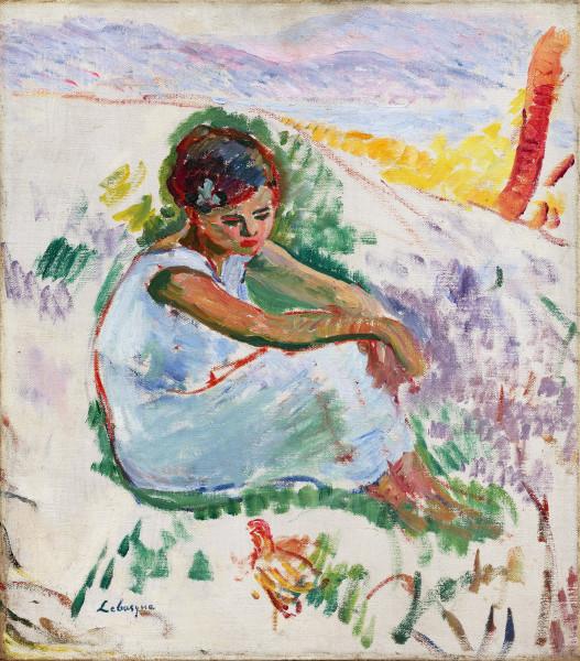 Jeune fille assise à la robe blanche en bord de mer