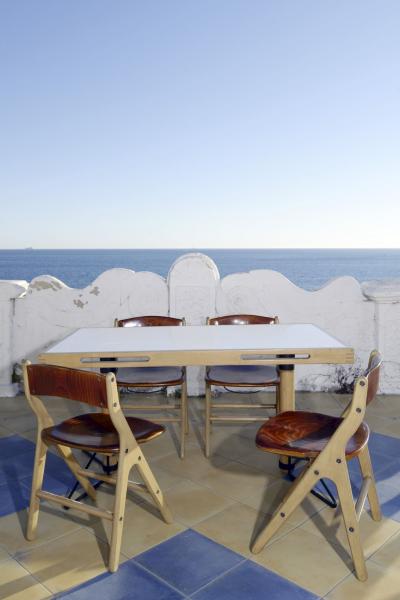 Tables et chaises du réfectoire IBM, 1983