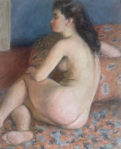 Nu assis sur les coussins